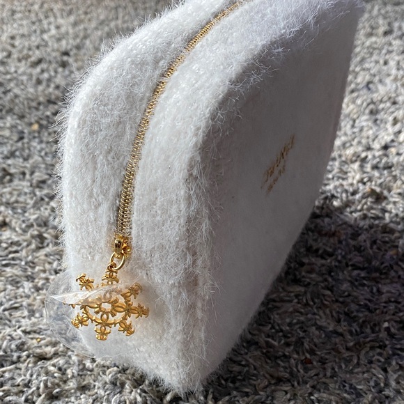 CHANEL Beauté White and Gold Accessory Pouch / cosmetic bags - Picture 3 of 5